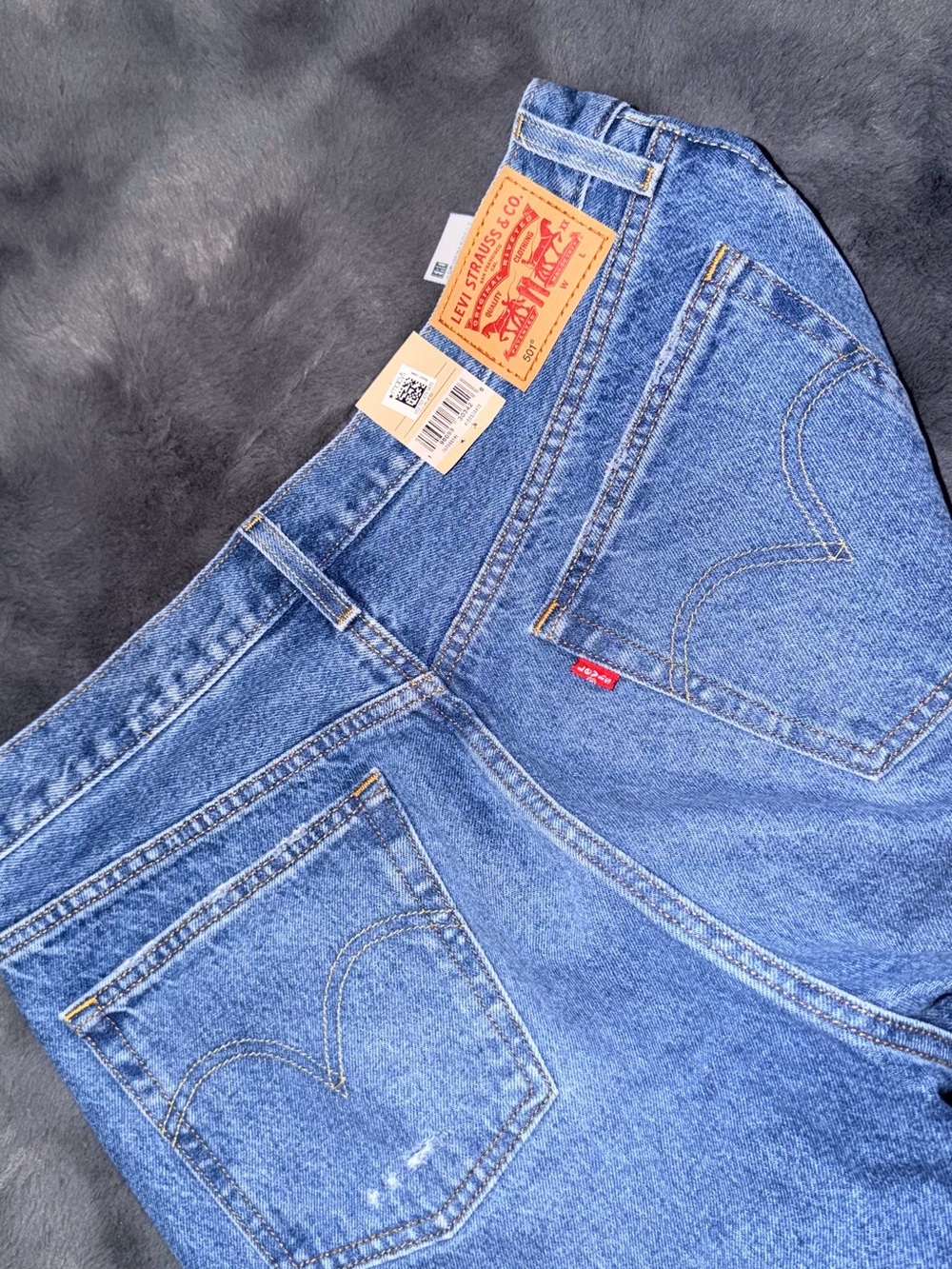 Levi's Men’s Blue Denim Relaxed Jeans with Iconic Back Pocket